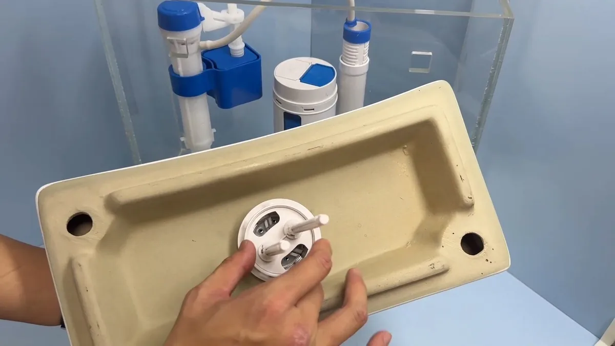 Flush valve assembly inside an open toilet tank